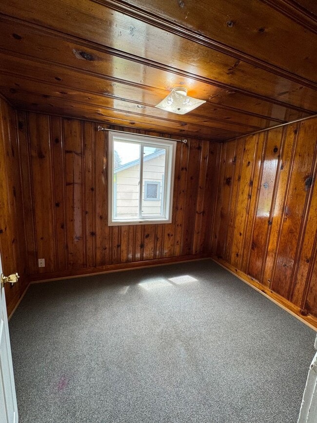 Building Photo - 3 bed 1 bath house with large yard/garden area