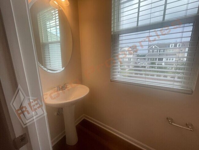 Building Photo - Luxury 3 Story 4 BD/3.5 Bath Townhome @ Sm...