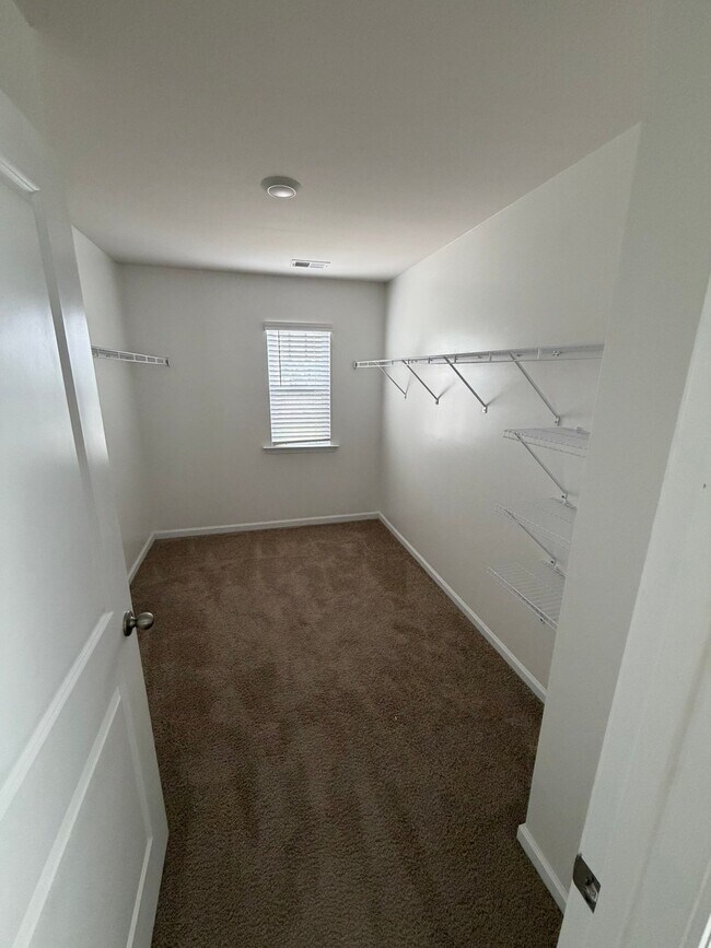 Building Photo - 5033 Pratt Dr