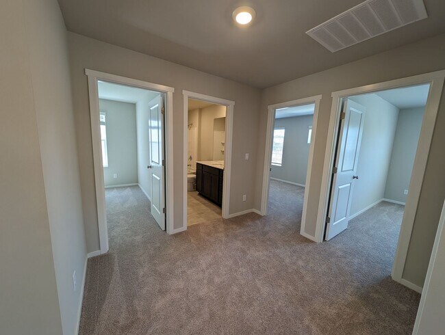 Building Photo - Newer 4 Bedroom in Stetson Heights. MOVE I...
