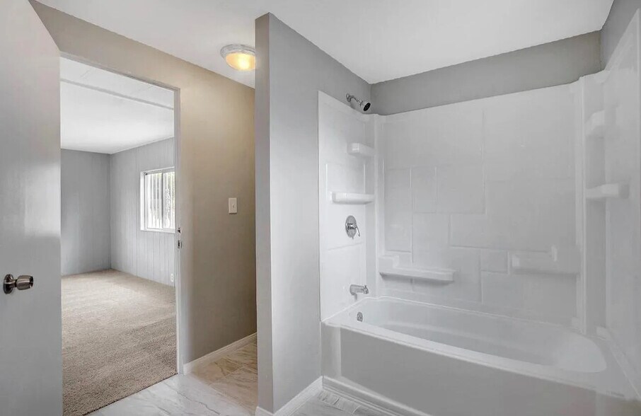 Building Photo - 136 Sir Thomas Dr