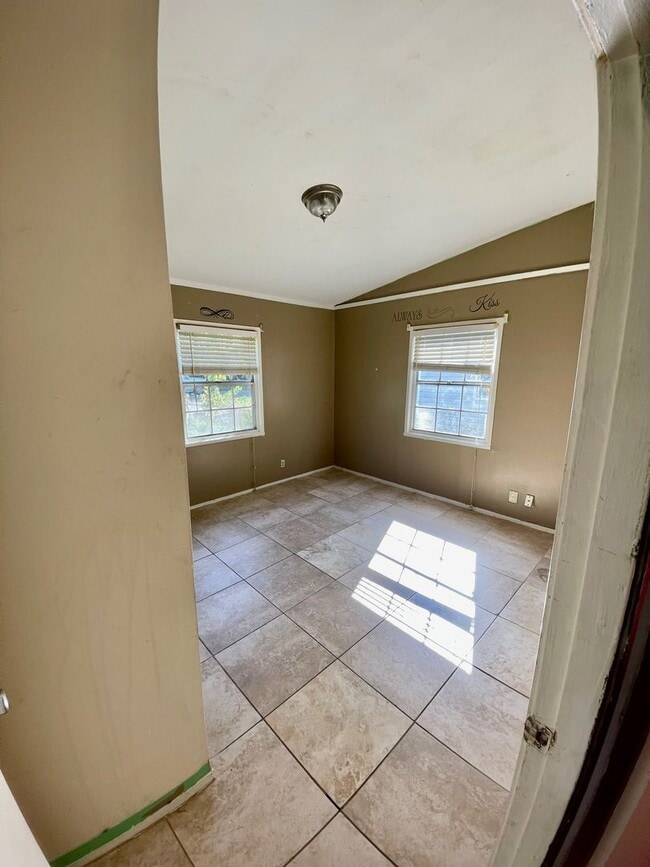 Building Photo - Cute Home and Move-in Ready