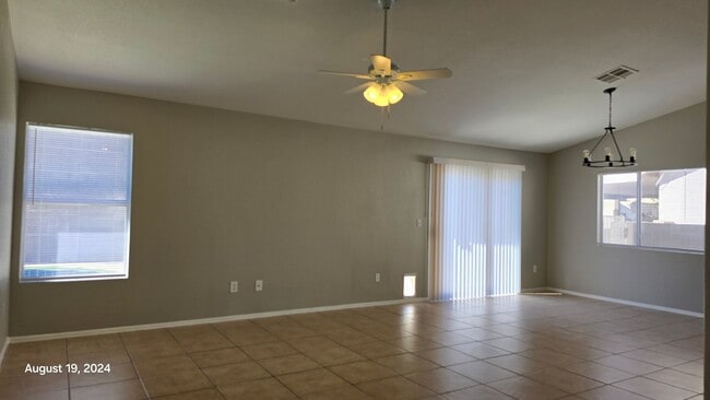 Building Photo - Gorgeous 3Bed/2Bath, 1-Story Home w/ Priva...