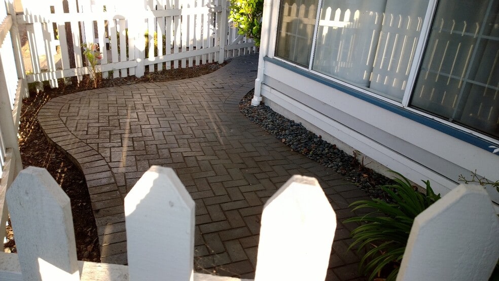 Building Photo - 119 Commodore Dr