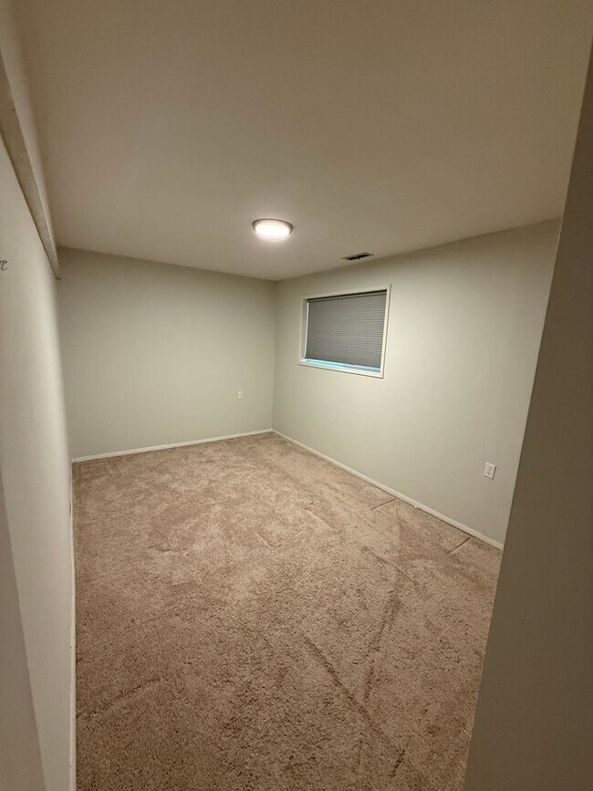 Building Photo - Tastefully Updated Kingsgate home!