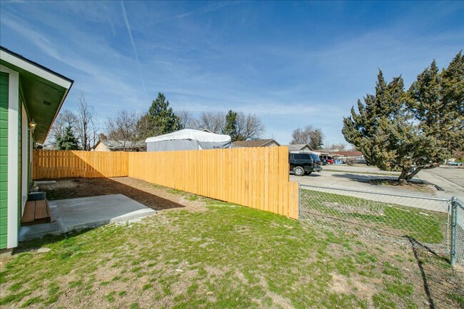 Building Photo - Newley Remodeled Duplex close to BSU