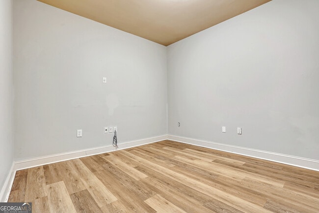Building Photo - 225 Carlyle Park Dr