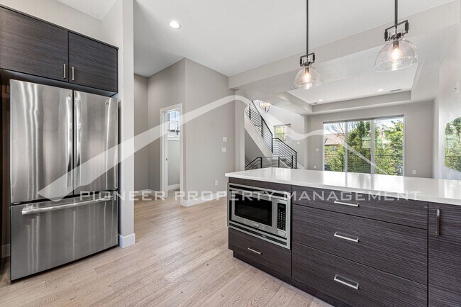 Building Photo - Fantastic Townhome with Central AC and 2 Car Garage!