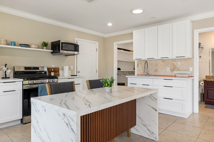 Building Photo - 23018 Oxnard St