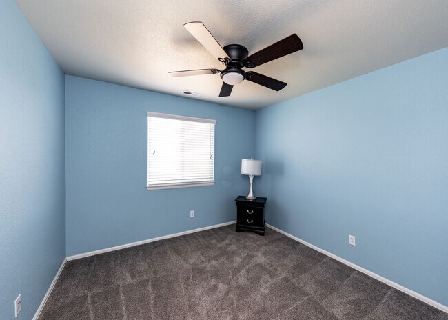 Building Photo - Cute End Unit 3 Bedroom Townhome in Lorson...