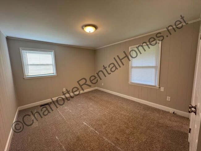 Building Photo - Nice updated brick ranch home