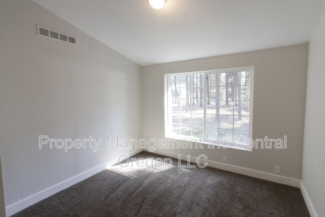 Building Photo - 15550 Rim Dr