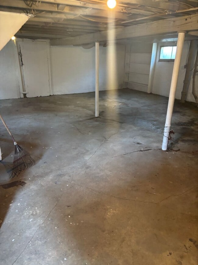 Building Photo - Section 8 Accepted! 5 BR 2 BA