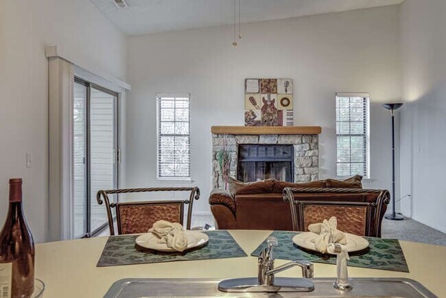 Building Photo - 1 Bedroom 1 Bathroom Beautifully Updated - New Paint & Carpet - Washer/Dryer In Unit