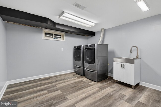 Building Photo - 2403 Kingsway Rd