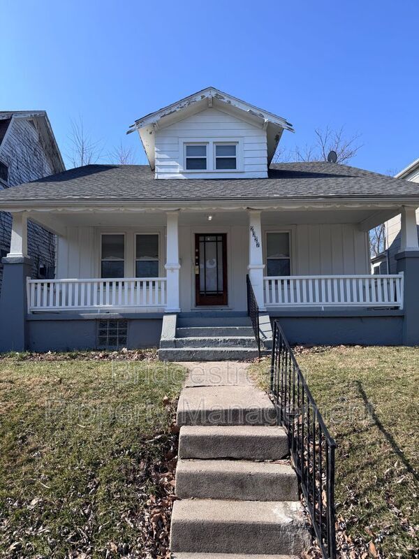 Building Photo - 2327 Eastview Ave