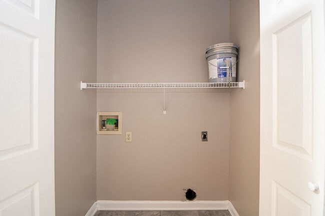 Building Photo - 131 Lillian Dr