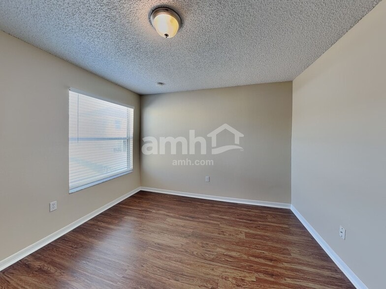 Building Photo - 330 Salmon Ct