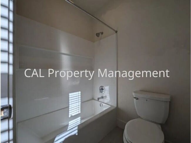 Building Photo - Beautiful 5 Bedroom Home in Hollister