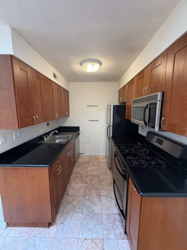 Building Photo - Bright Loft-Style 2-Bedroom in Center City...