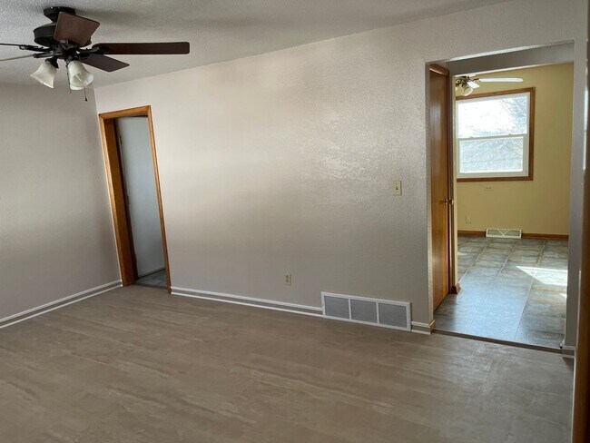 Building Photo - Private 4 bedroom and 2 bathroom home