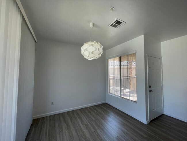 Building Photo - MOVE IN READY! 3 BEDROOM- GUARD GATED COMM...