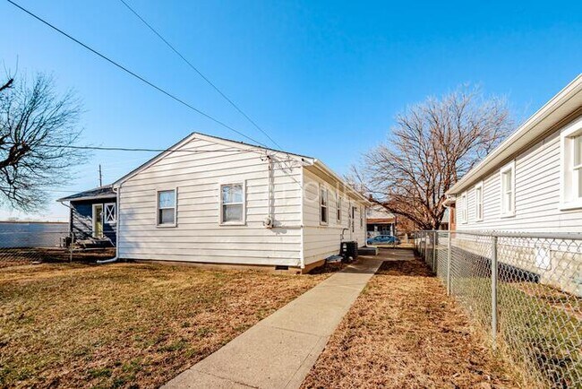 Building Photo - 711 S Keystone Ave