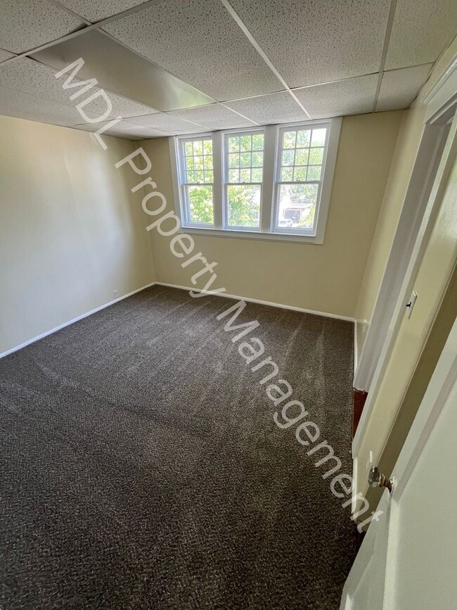 Building Photo - Beautiful 3 Bedroom 1.5 bath home w/ Basement