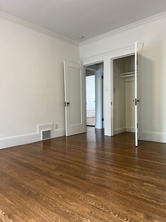Building Photo - Charming Outer Sunset 2 BDRM WITH SUNROOM Home Just Steps from Ocean Beach!