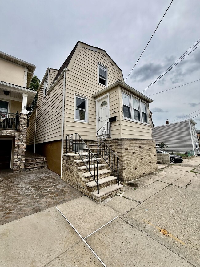 Building Photo - 118 Maple St