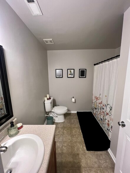 Full Bath with Shower/Tub - 2002 Claybourne Ct