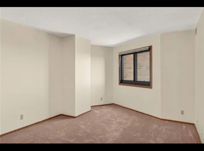 Building Photo - Spacious 2 Bedroom Condo