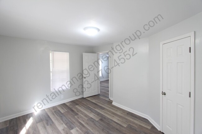 Building Photo - Totally Renovated! 2 Bedroom 1 Bath - New ...