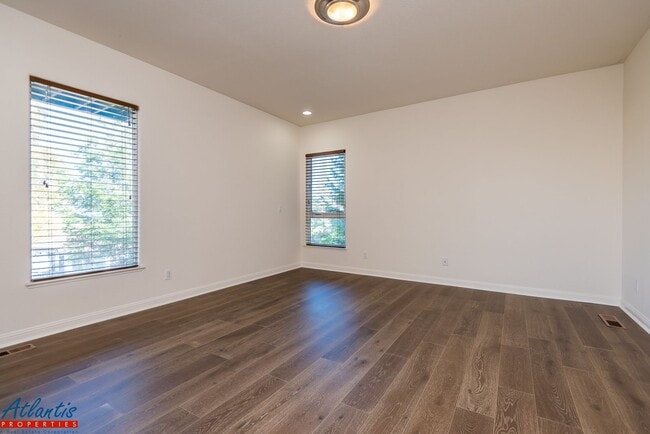 Building Photo - Stunning & Spacious Home | Panoramic Views