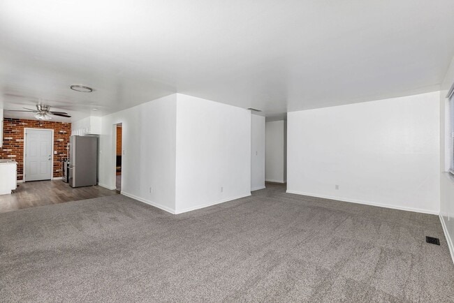 Building Photo - Newly Renovated