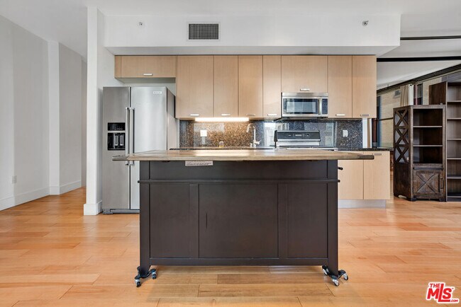 Building Photo - 460 S Spring St