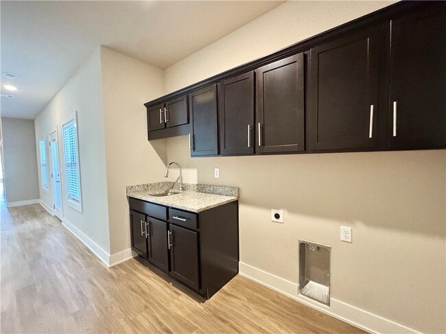 Building Photo - 921 NE Hts Ln