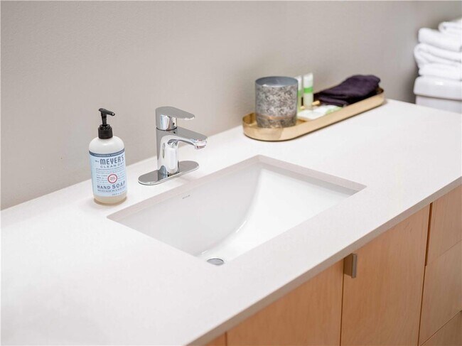 Building Photo - 352 W 5th St