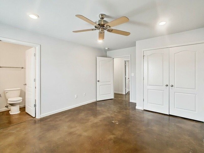 Building Photo - 803 Parkview Dr