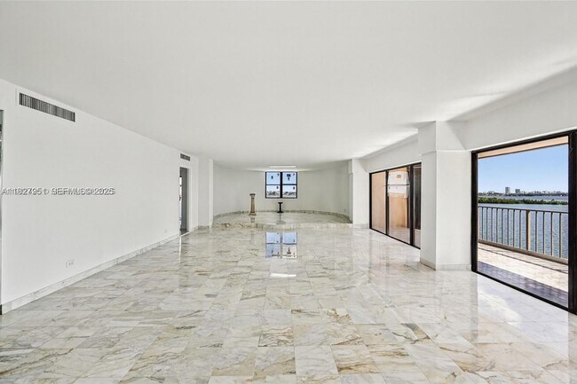 Building Photo - 1800 NE 114th St