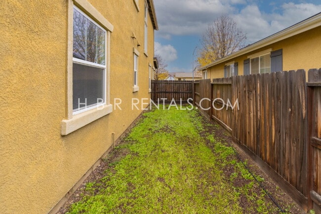 Building Photo - South Tracy 4-Bed Home with First-Floor Bedroom