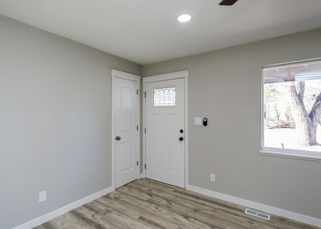 Building Photo - Newly Remodeled 5 Bed Home with Huge Yard