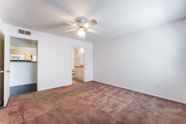 Building Photo - Gorgeous 3 Bedroom Seven Hills Condo For L...