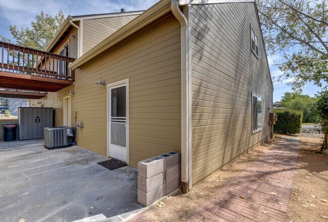 Building Photo - 9100 E Lakeshore Dr