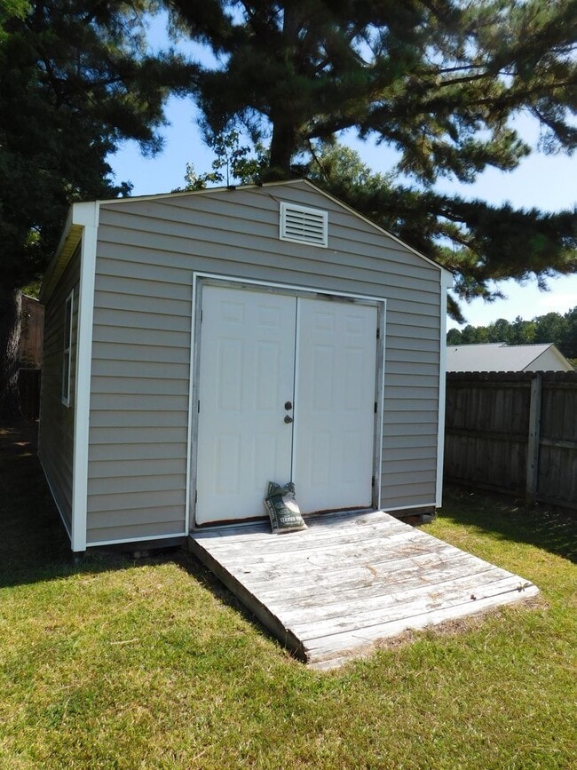 Building Photo - 305 Gibbs Rd