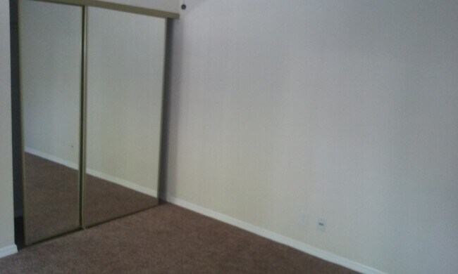 Building Photo - 2420 Waterside Dr
