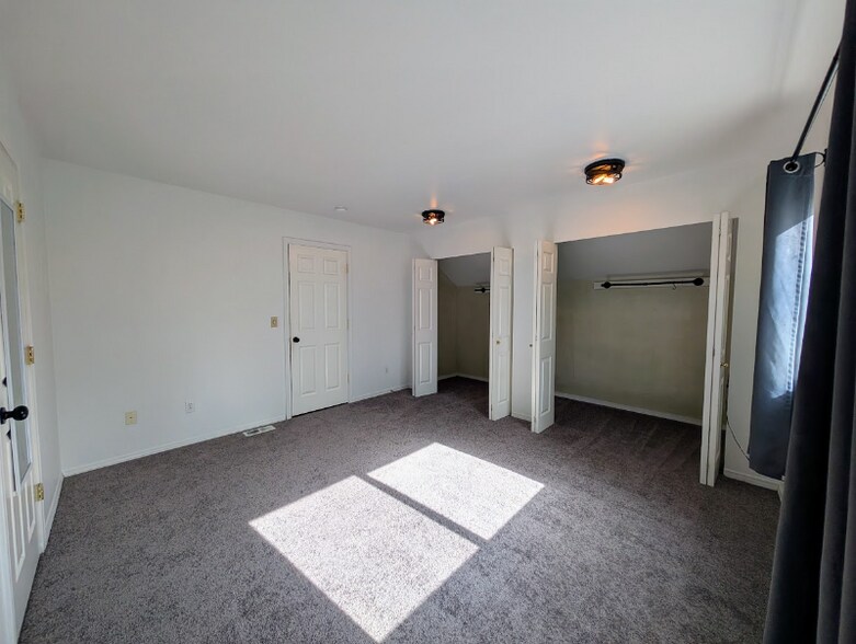 Building Photo - 200 Whispering Pine Pl