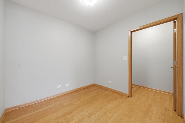 Building Photo - 586 S Hawthorne Ave