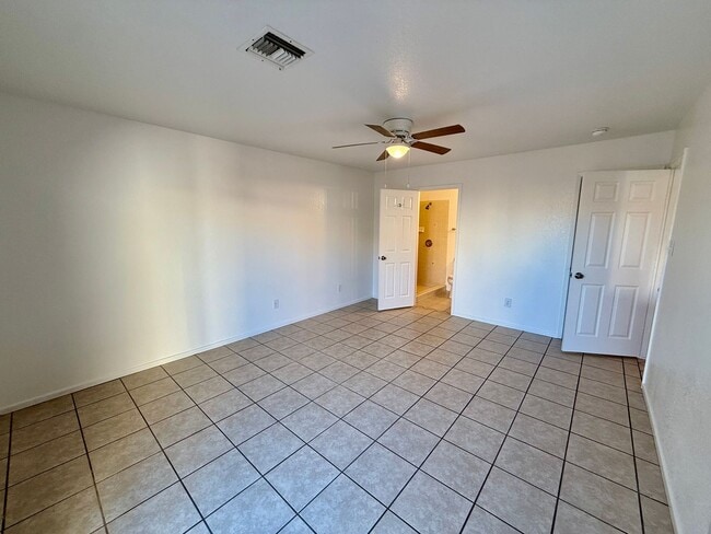 Building Photo - Centrally Located Townhouse