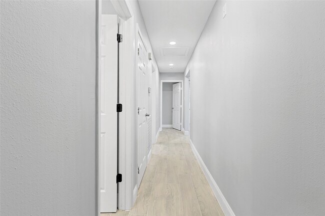 Building Photo - 7103 Lugary Dr